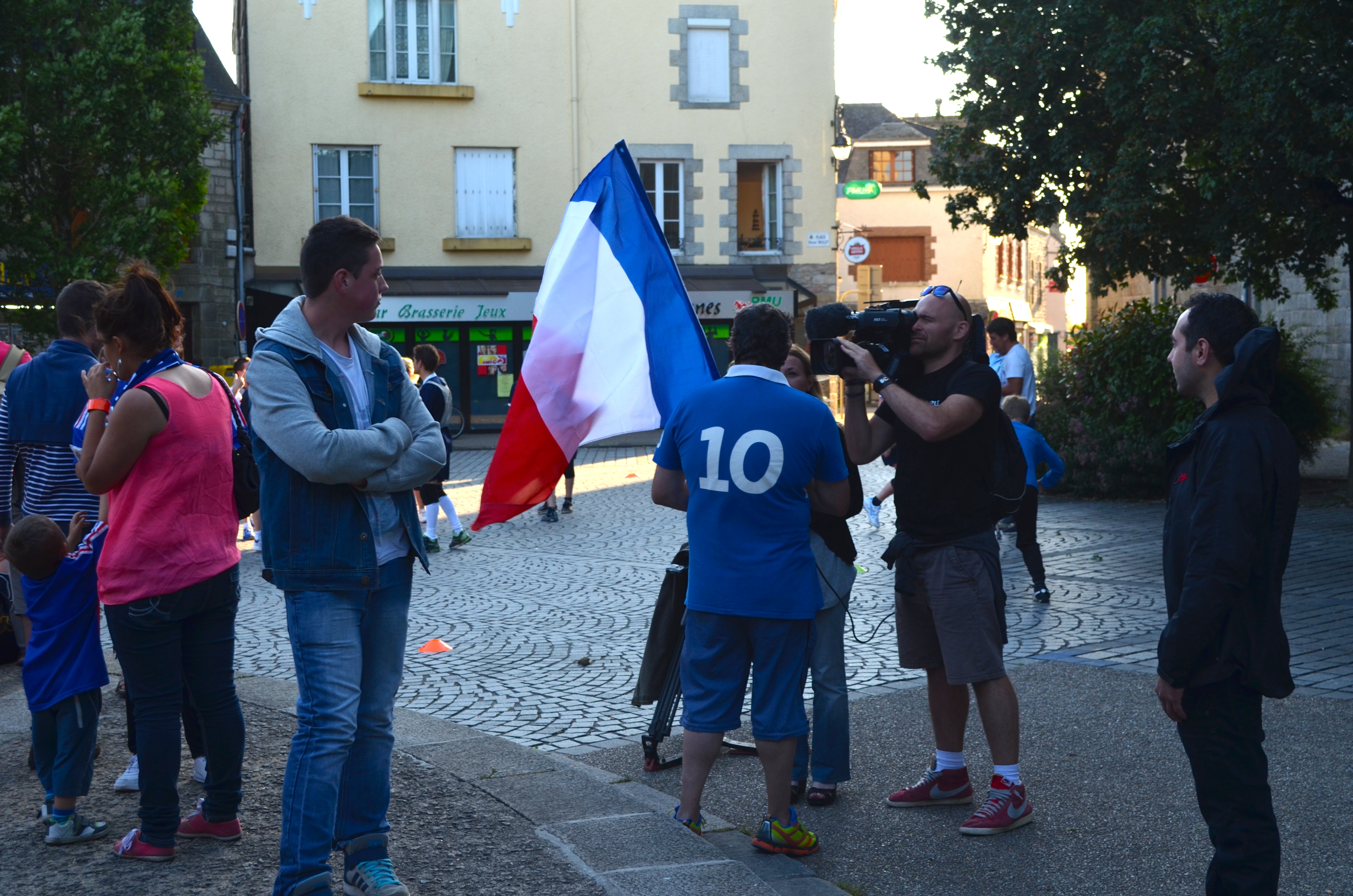 Une équipe de TF1 suit la retransmission de la rencontre entre la France et le Hondurs