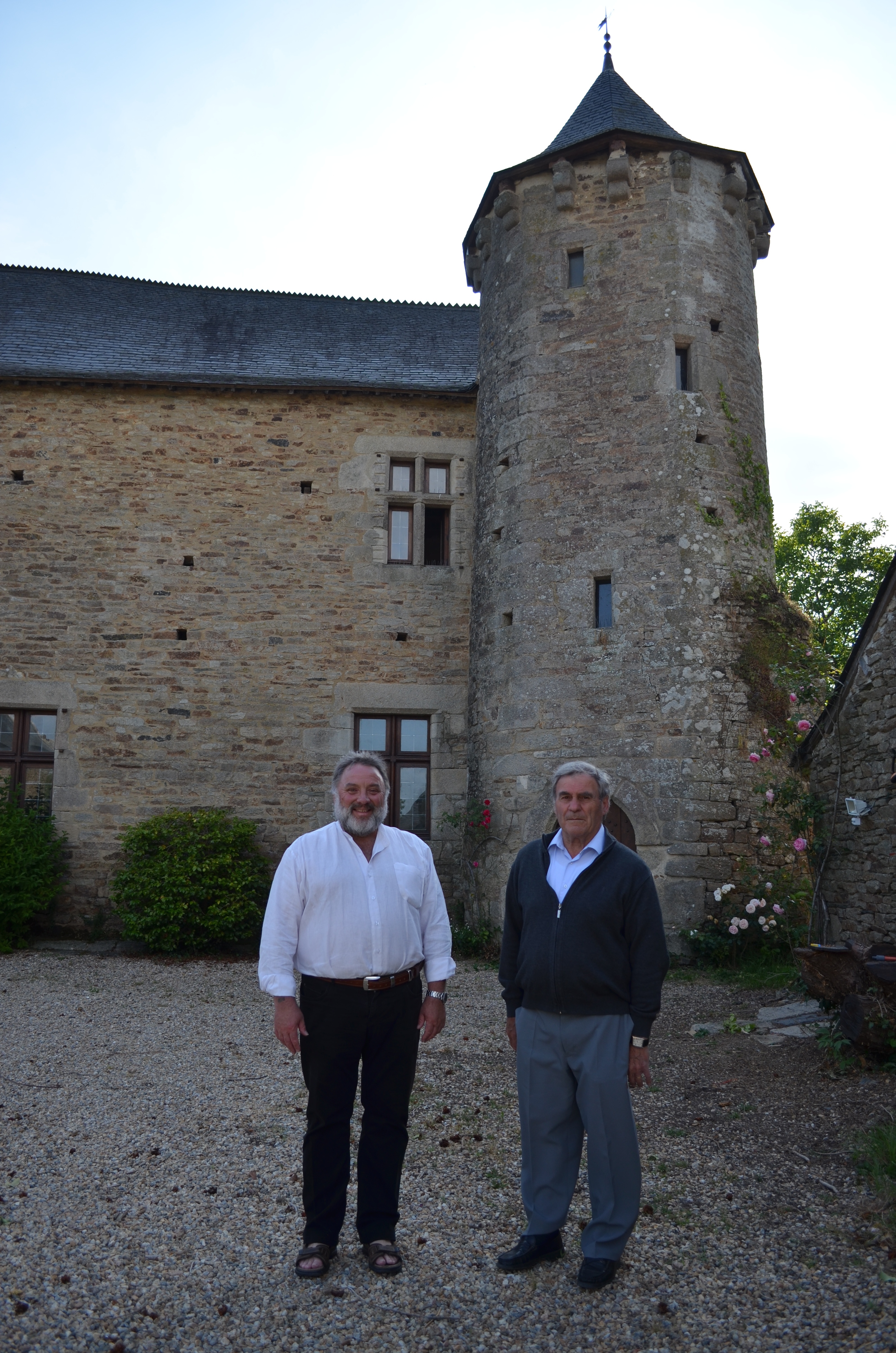 Gérard Paugam, à gauche et Claude Lefevre, propriétaire du manoir de la Touche-Carné (en arrière-plan)