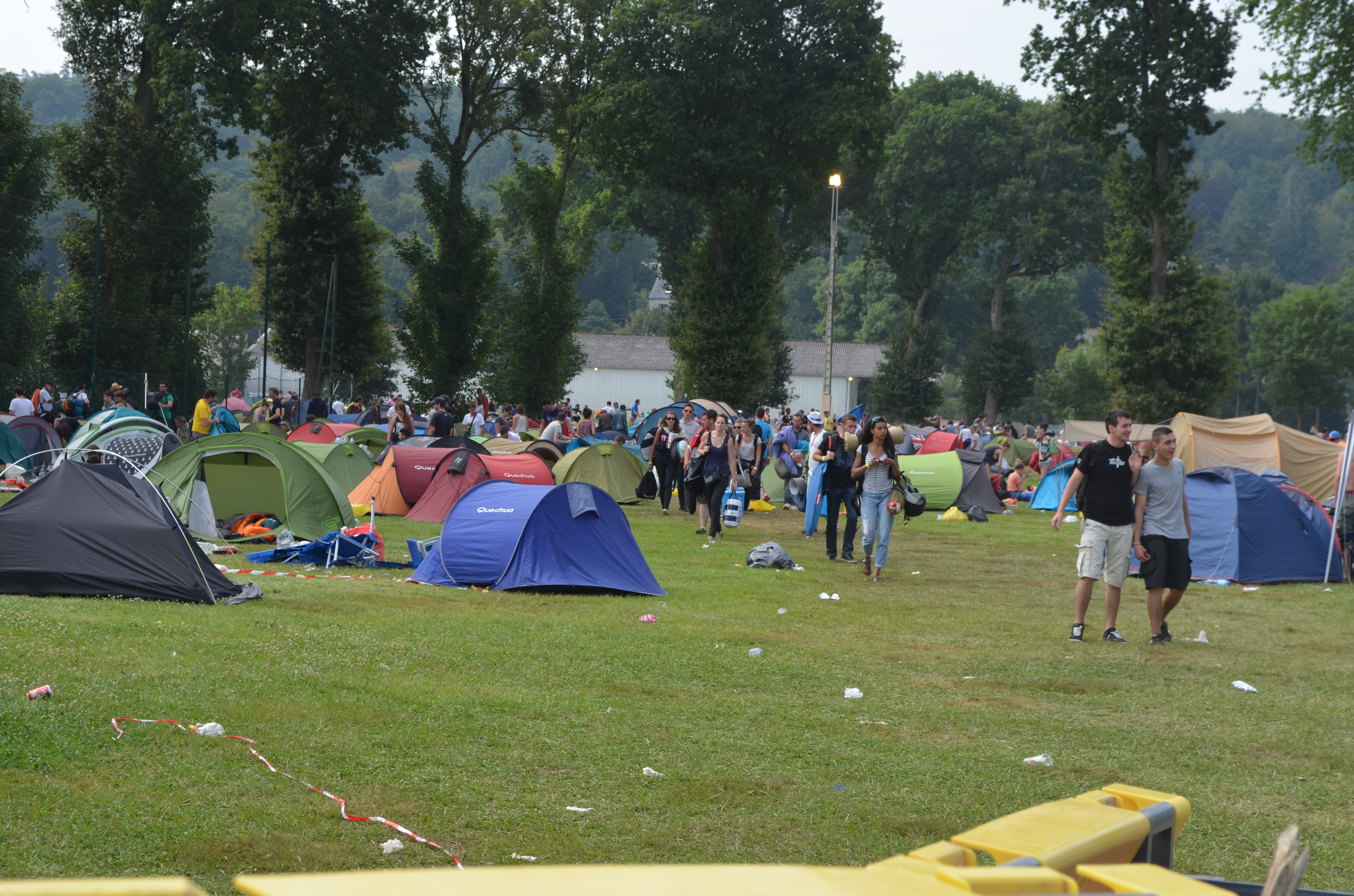 Des centaines de festivaliers quittent le camping