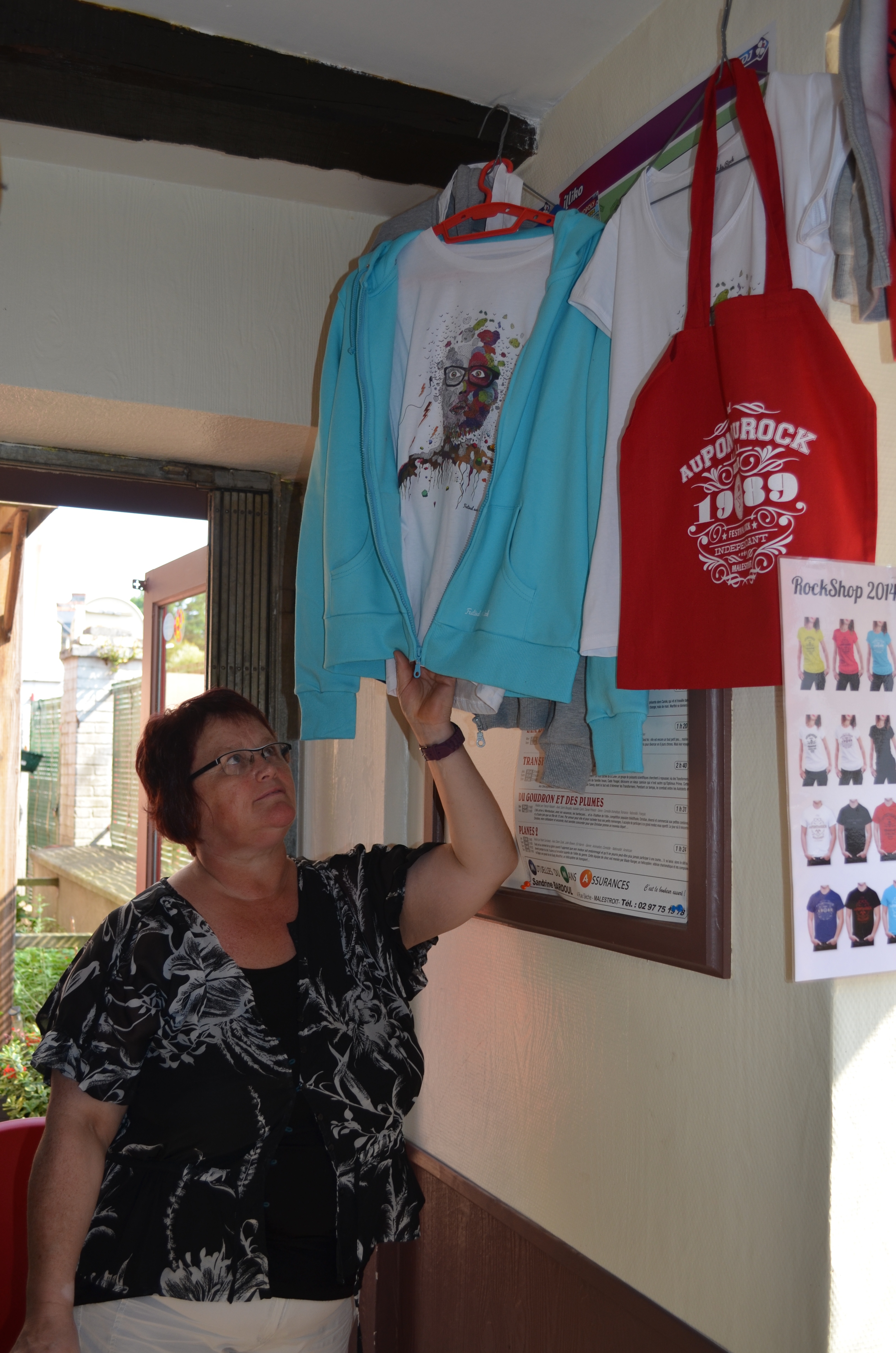 Marie-Claude Martin fier des tee-shirts du pont du rock