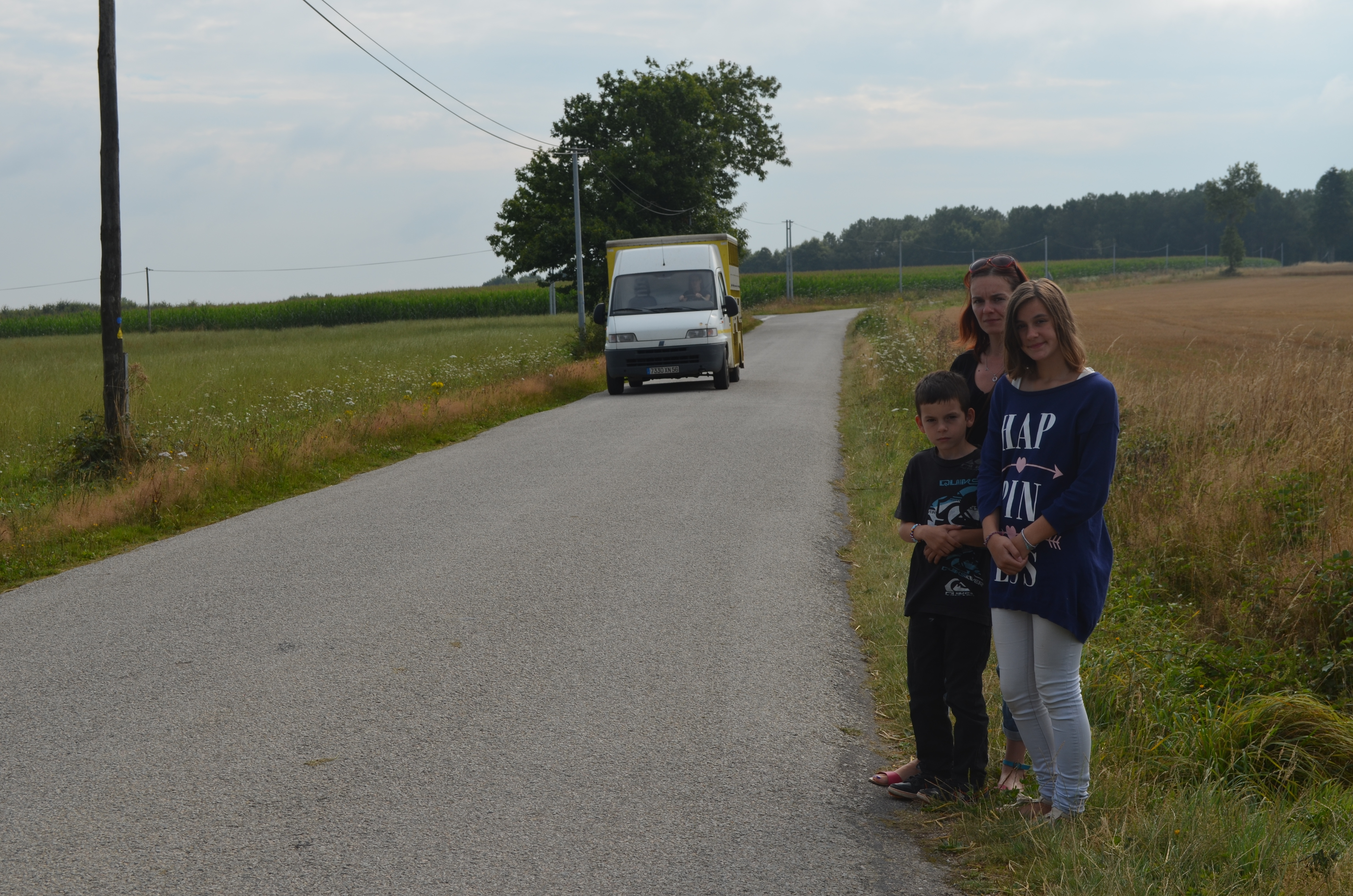 Heidi Kervil et ses enfants sur le bord de la route reliant Monterrein à La Chapelle-Caro que devra emprunter chaque jour Mélina pour prendre son bus.