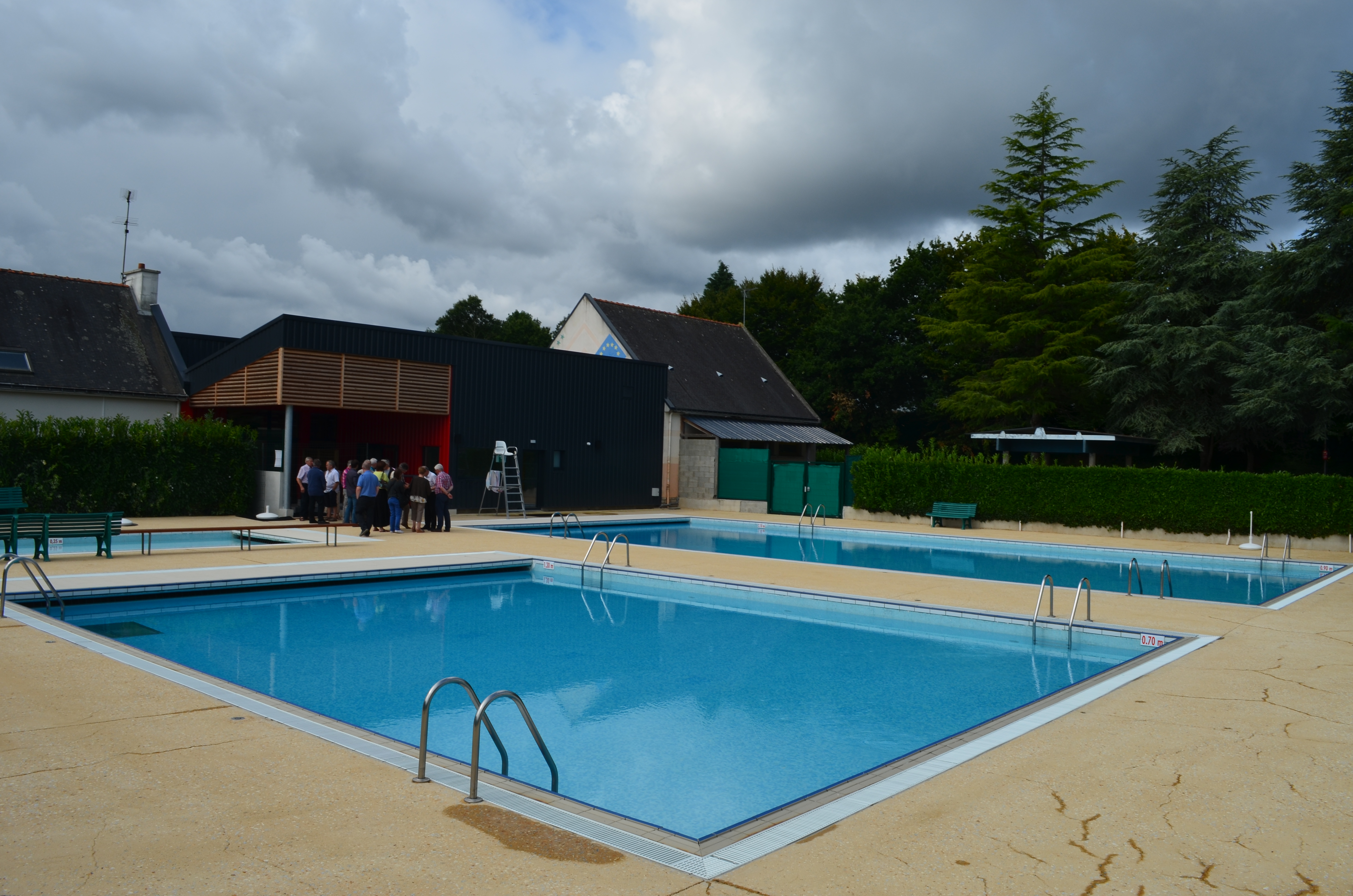 La piscine de Sérent, un lieu de baignade exceptionnel, que l'on apprécie particulièrement quand il fait beau et chaud