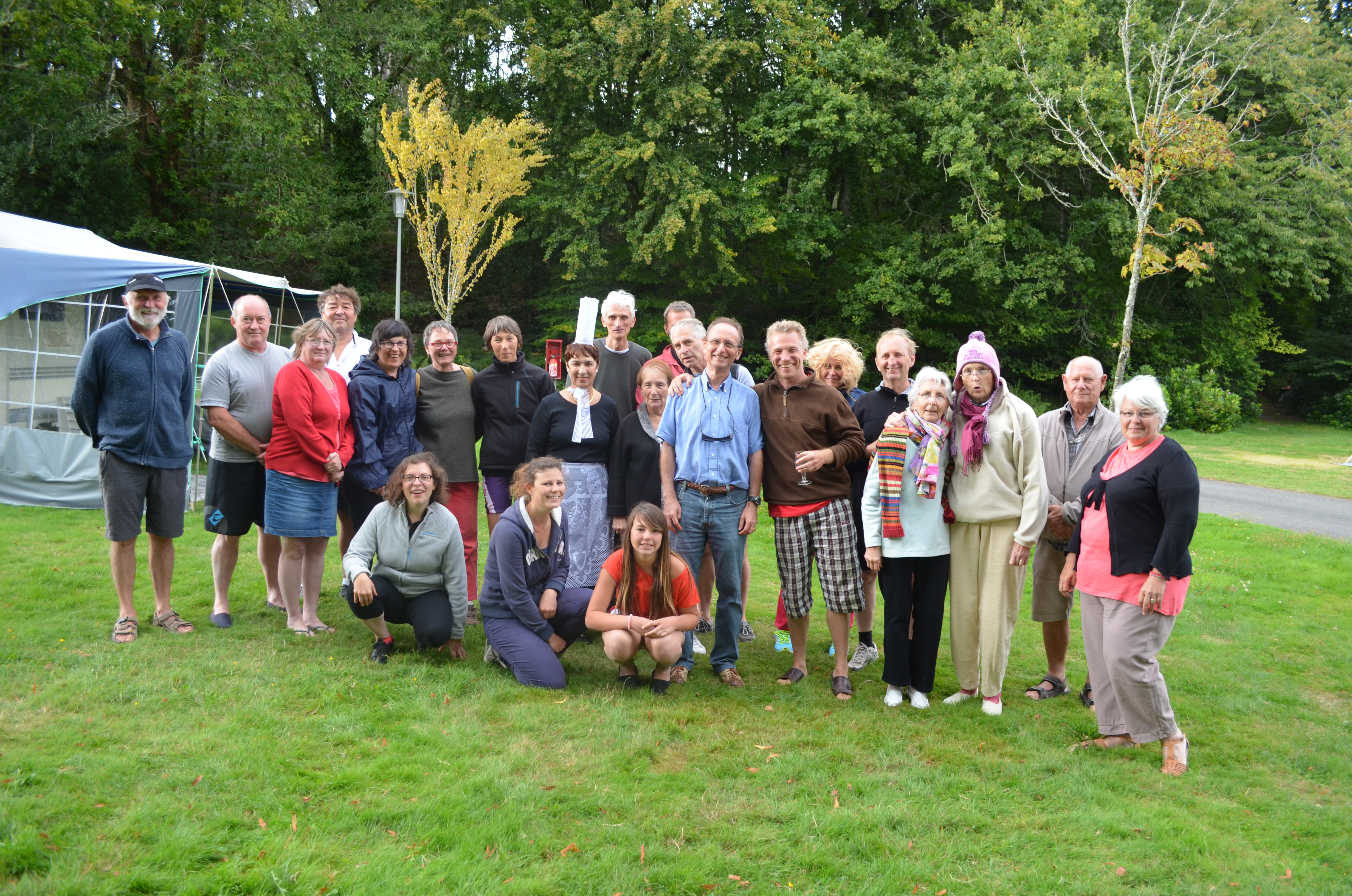 Petite photo de groupe des campeurs venus saluer les partants