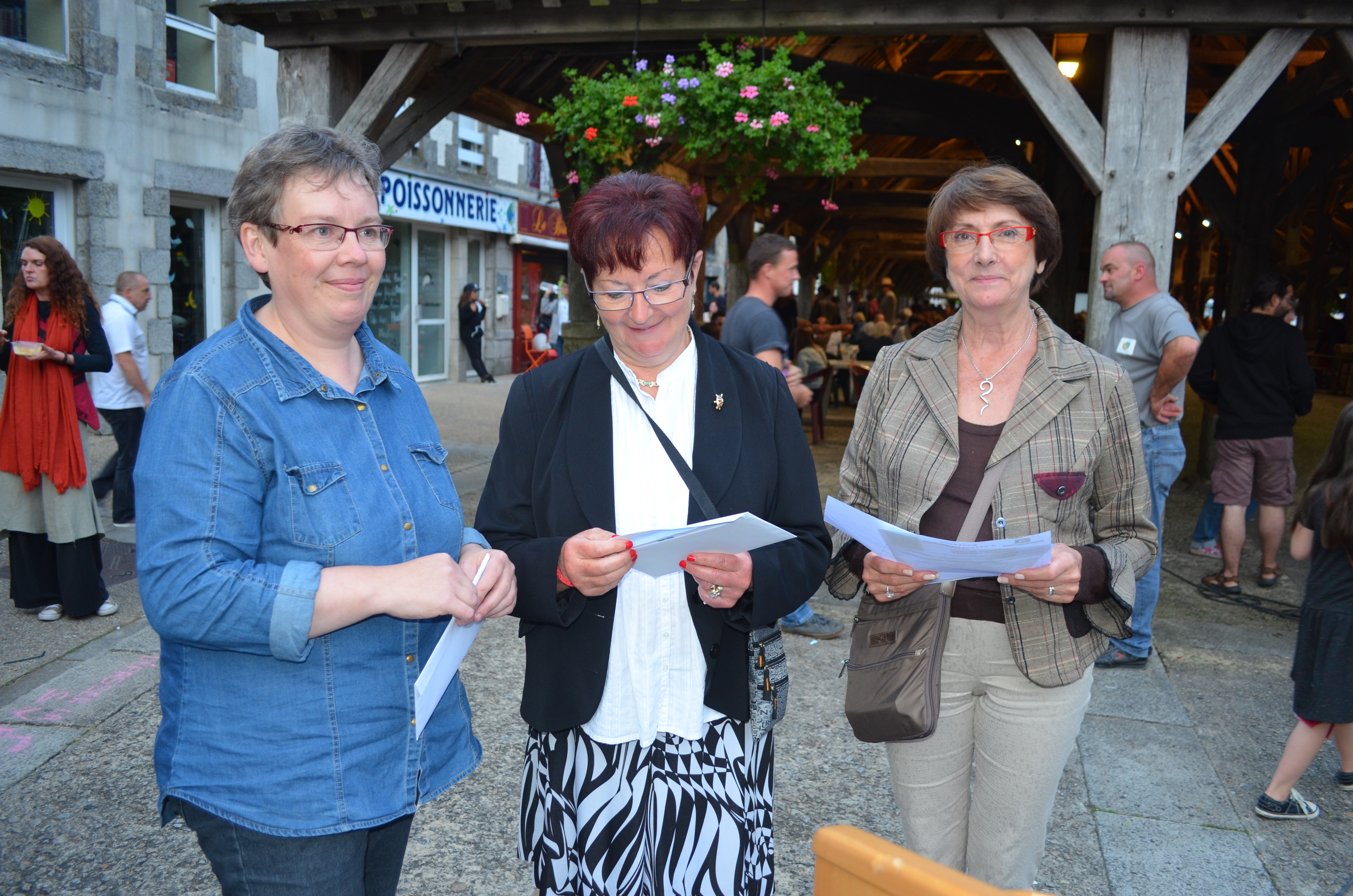 De gauche à droite, la représentante de l'EHPAD, Mme Claudie Miloux du crédit mutuel de Bretagne et Marie-Annick Martin, maire de Questembert