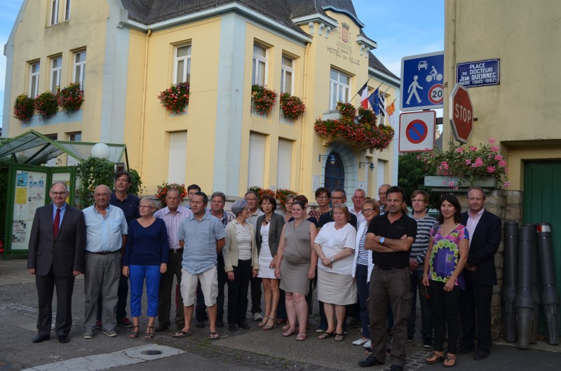 Photo de groupe pour les référents de quartiers de Malestroit