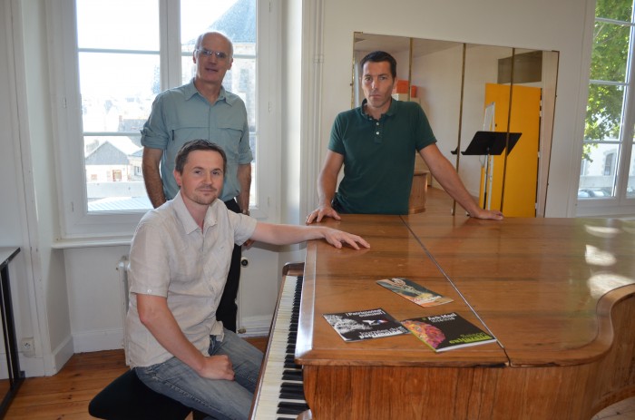 Olivier Tostivint, directeur de l'école de musique au premier plan, Alain Hervé, vice-président de Ploërmel communauté chargé de l'action culturelle derrière lui et Laurent Duval, dirceteur des affaires culturelles de Ploërmel, à droite.