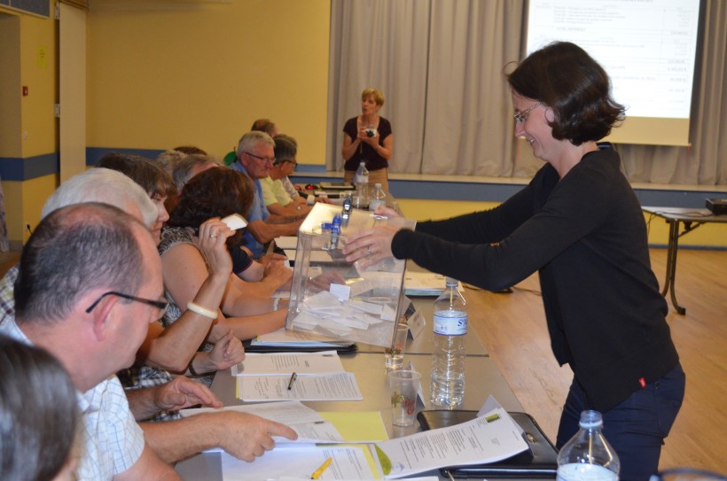 Pendant le vote à bulletins secrets concernant le transfert de compétence