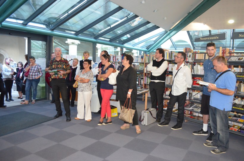 Alain Hervé, conseiller municipal délégué à la culture (à gauche) inaugure la borne Dastum