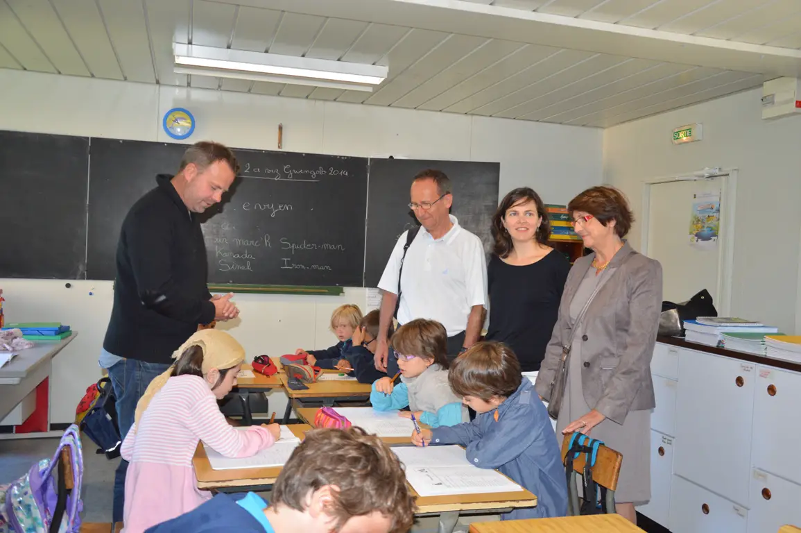 Le directeur de l'école Diwan, Fabien Lécuyer, a reçu Marie-Annick Martin, le maire, Pascal Heude, premier adjoint et Cécile Boyer, maire-adjointe 