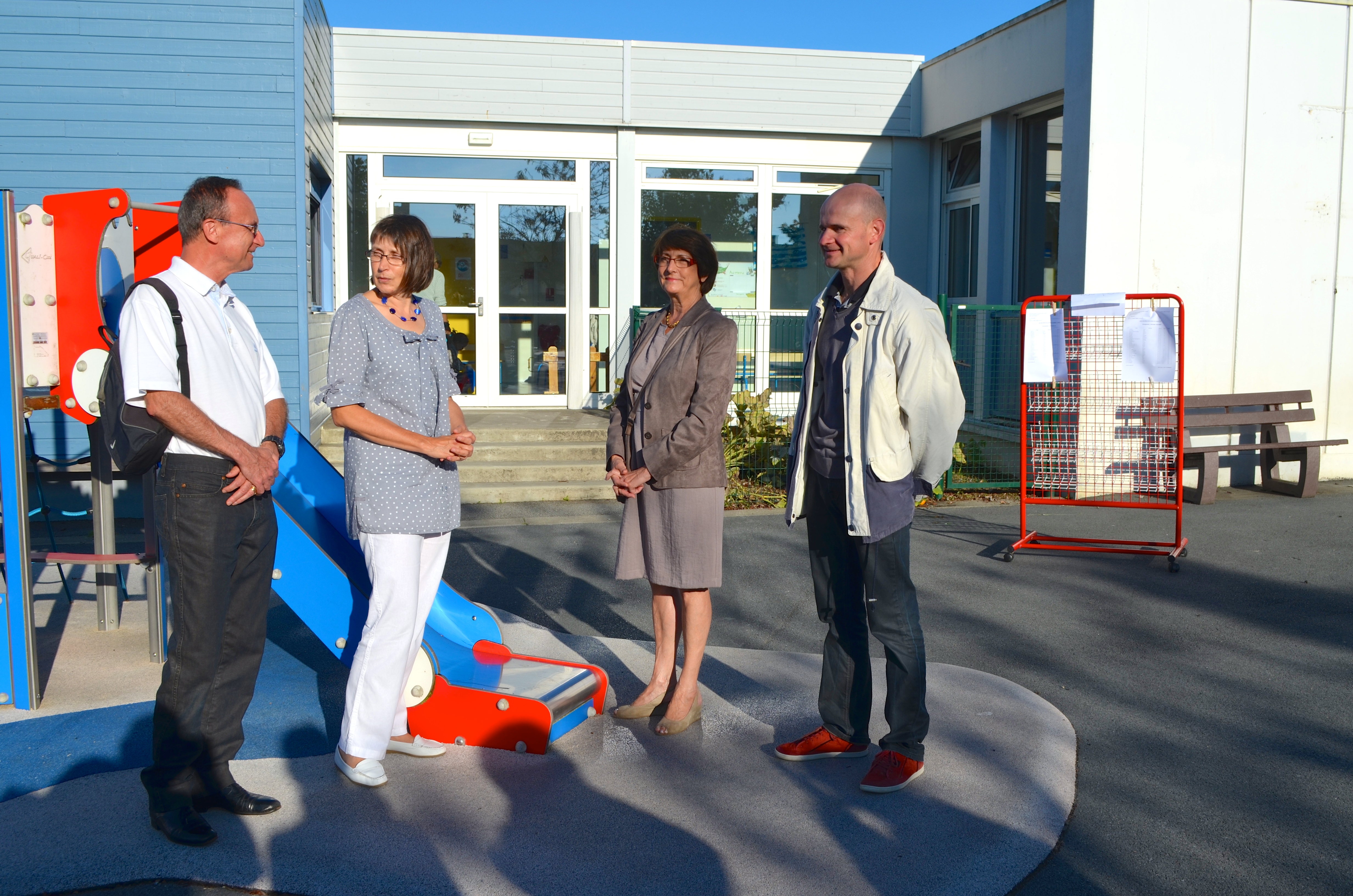 Questembert, ce mardi matin, dans la cour de l'école Beausoleil. les élus dont Mme Martin, le maire font le point sur la rentrée avec la directrice Corinne Chaumien