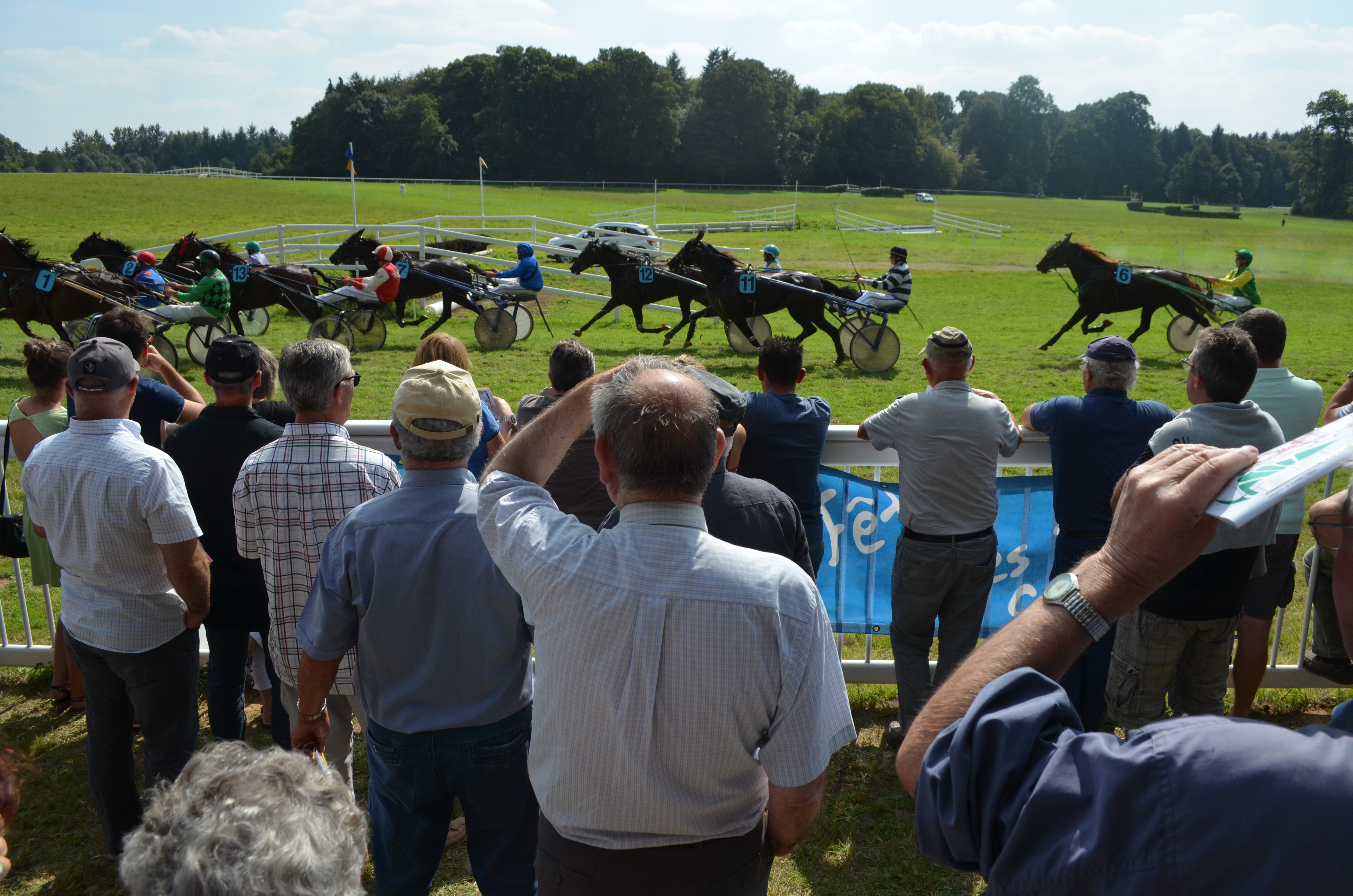 Du soleil et de l'ambiance cet après-midi sur l'hippodrome de Ploermel