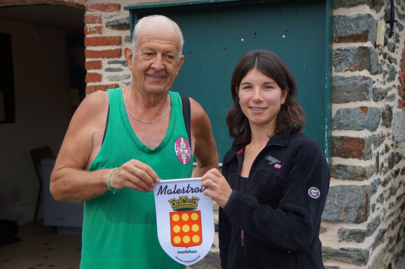 Carole Blanco-Hercelin remet le blason de la ville à Jean-François Bitaine