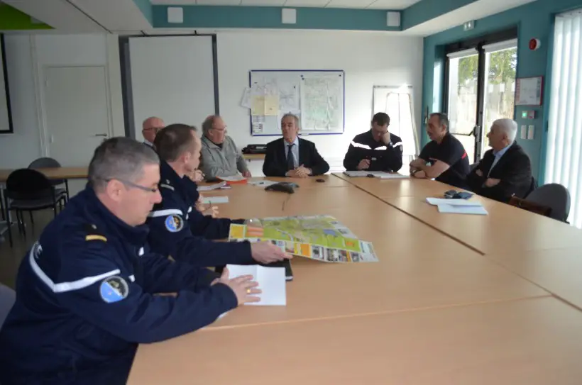 Photo prise en février dernier, alors que le préfet (au centre) animait une réunion de crise à Malestroit