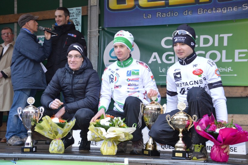 Le podium du chalenge régional qui s'est déroulé en janvier: à gauche Mathieu Boulo, au centre Florian Le Corre, à droite Christophe Laborie pendant que Benoît Vaugrenard (FDJ) le coureur natif de Péaule se fait interviewer   