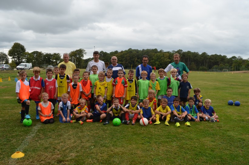 La photo d'équipe des jeunes footballeurs