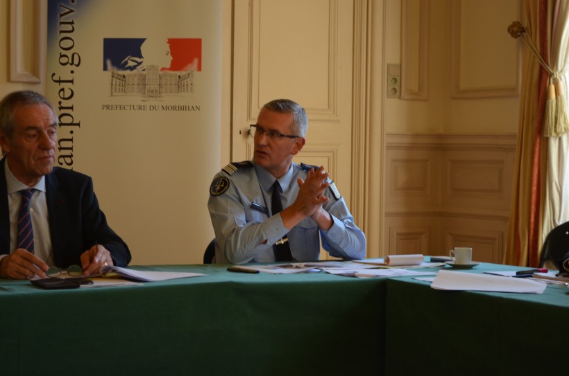 Le préfet et le colonel Ropars commandant le groupement de gendarmerie du Morbihan