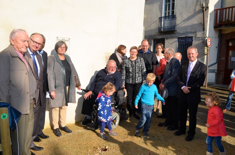 Le maire Bruno Gicquello, les représentants du conseil municipal et les membres de la famille d'Eugène Kerhervé devant la plaque commémorative