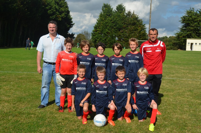 Les jeunes footballeurs de Caro, les nouveaux maillots, leur sponsor, Christel Boucherot de Distri emploi et l'entraineur Jacques Davalo