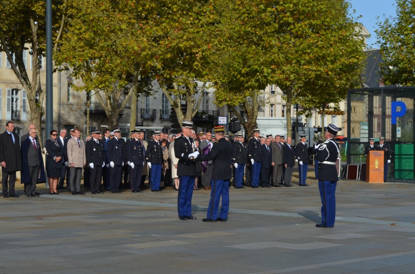 Le général Renaud remet le fanion du groupement du Morbihan au colonel Ropars, symbole officiel de sa prise de commandement