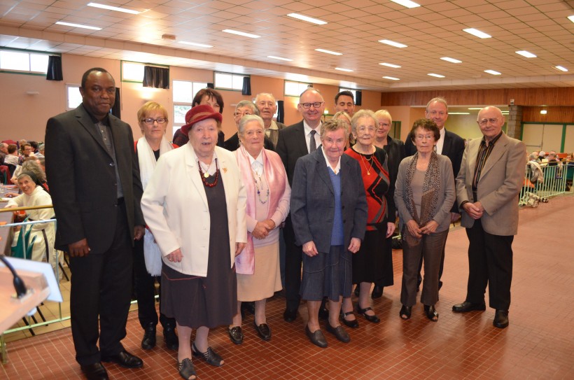 Les élus entourés des doyens et doyennes : Mme Marie le Formal née Pellerin (93 ans), Madeleine Guyo née Hervé (93 ans), André Michel (90 ans), Théophile Manach (90 ans), Germaine Boudailler, (91 ans), Nadine Miloux, 