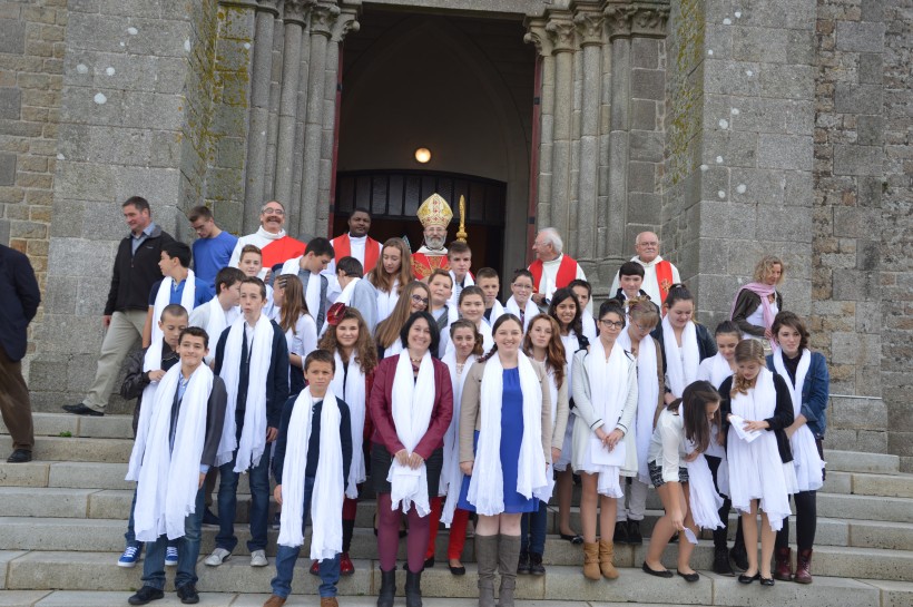 Sur le parvis de l'église