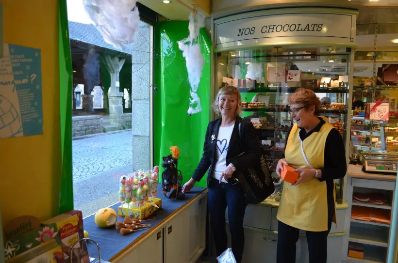 Sylvie Grieu, maire-adjointe au commerce rend visite aux commerçants qui commencent à décorer leurs boutiques