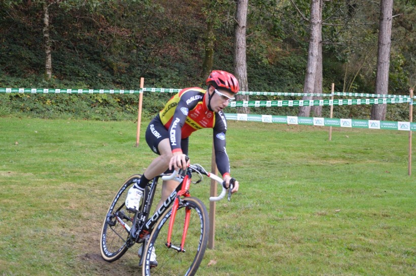 Mathieu_Boulo_encore_victime_d'une_crevaison,_au_premier_tour_à_perdu_du_temps_sur_Gicquiau