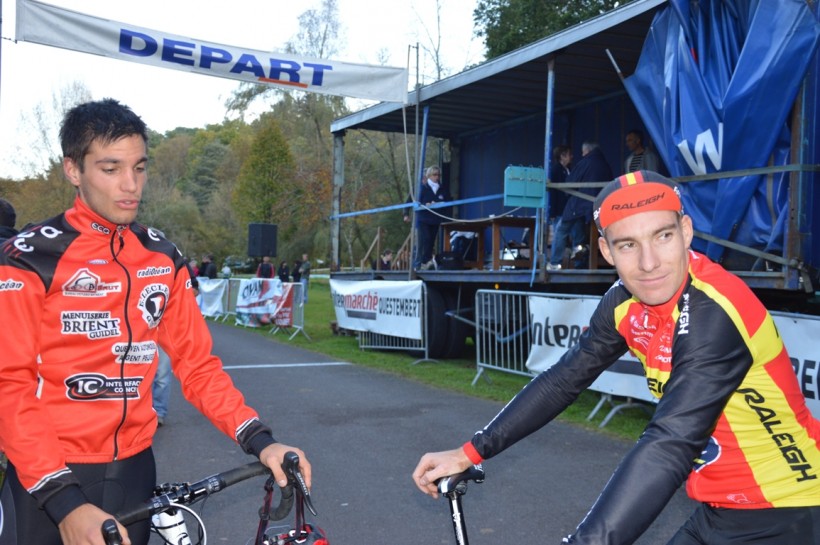 Yvan_Gicquiau,_à_gauche_le_vainqueur_et_le_régional_de_l'étape,_Mathieu_Boulo,_3e_de_la_course