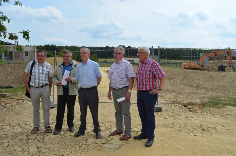 Le président de la CCVOl avec son équipe en visite sur le chantier de la décheterie de Sérent au mois de juin.