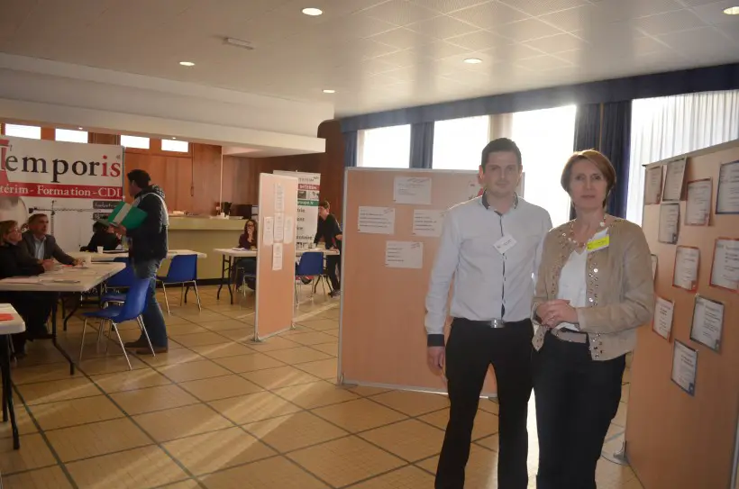 Myriam Alloyer (à droite)  directrice de la maison de l'emploi et Mickael Offret, chargé de relation entreprises à la maison de l'emploi