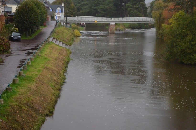 Même si on ne parle pas encore de menaces de débordement, les fortes pluies que nous enregistrons depuis plusieurs semaines font gonfler le niveau des cours d'eau comme icci le canal à Malestroit