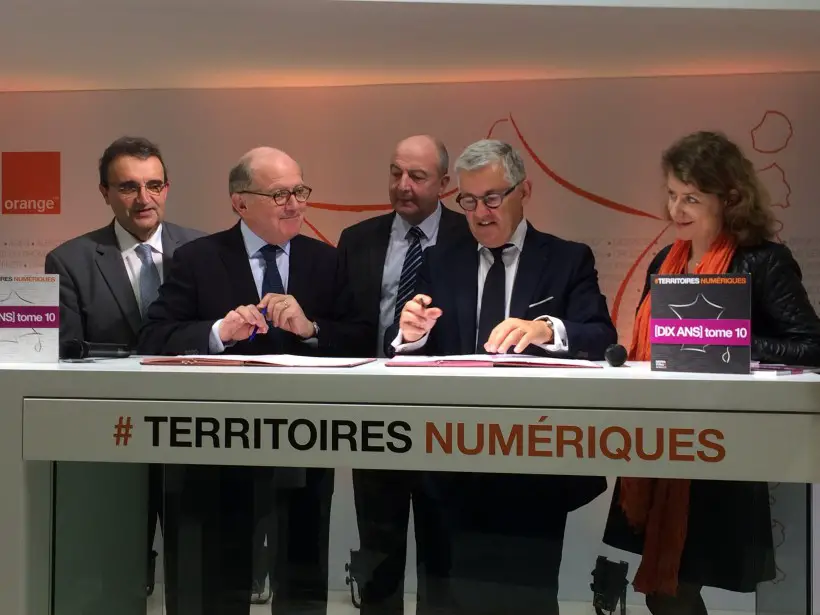 François Goulard, Président du  Conseil général du Morbihan et Bruno Janet, Directeur des relations avec les collectivités locales du Groupe Orange ont signé