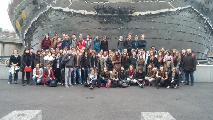 Les lycéens devant la Géode