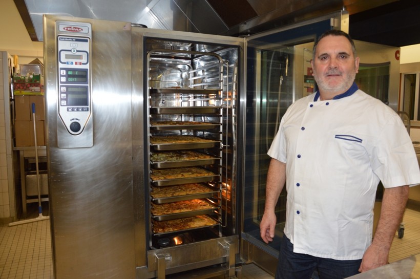 Alain_Henry,_le_chef_cuisinier,_a_mis_la_tartiflette_au_chaud