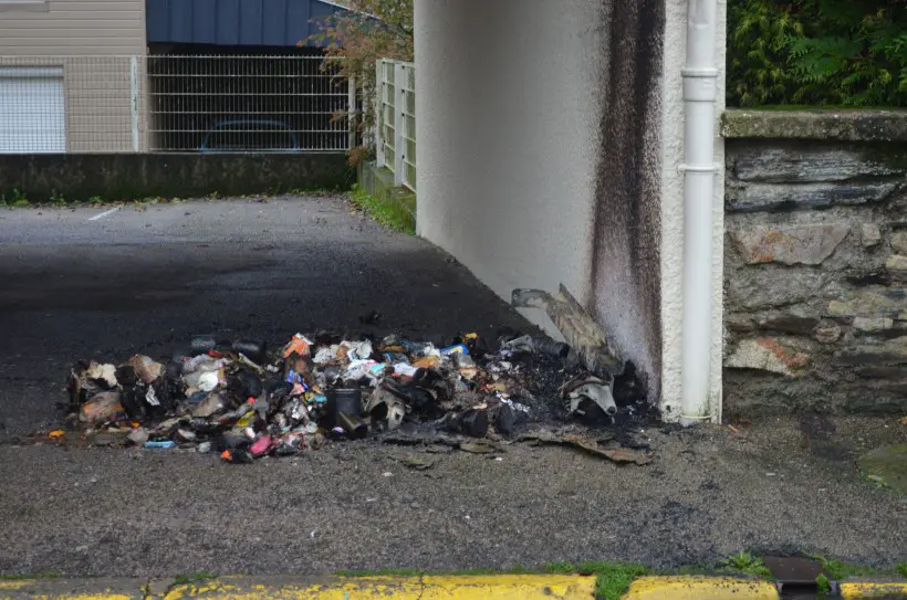 Au même endroit, des poubelles avaient été incendiées fin novembre (archives)