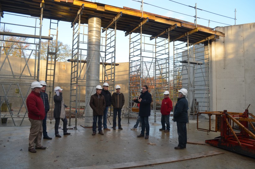 Les représentants des communes du syndicat intercommunal de la station d'épuration découvrent le chantier, guidés par le directeur Dominique Le Moing