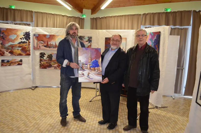 Jean-Pierre Hervé, artiste peintre, parrain du salon remet au maire Michel Guégan et à son adjoint Christian Hesry le tableau qui a servi de modèle à l'affiche