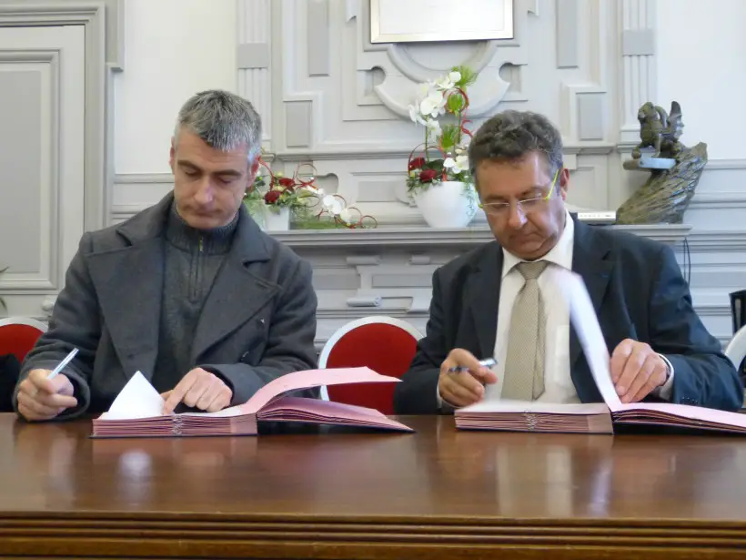 Fabien Martin, à gauche, et Patrick Le Diffon signent la convention