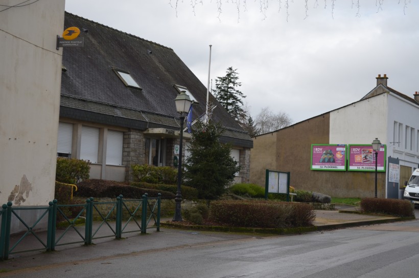 Photo prise dos à l'église. La mairie qui se trouve à gauche porte le N°4 alors qu'elle devrait avoir un numéro impair