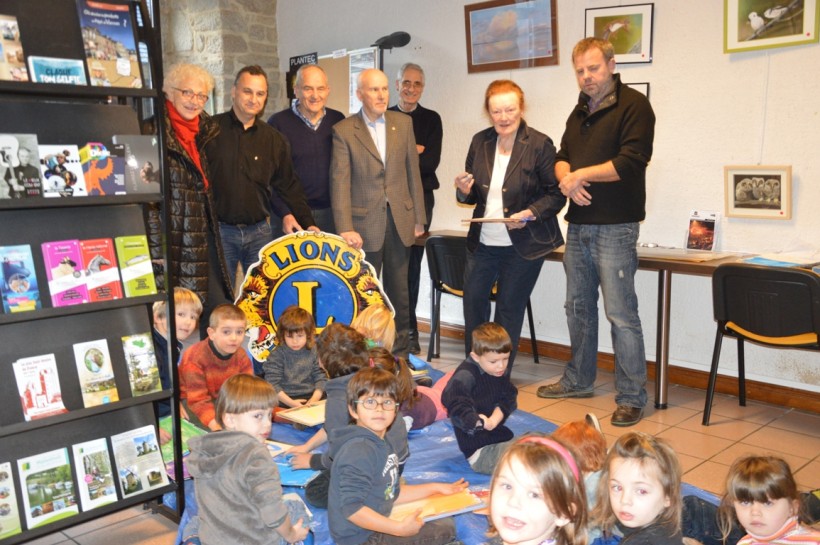 Fabien Lécuyer, directeur de l’école Diwan, Nicole Ollivier, Serge Cros, Michel Guiny, Jérôme Coader et les élèves de maternelle de l’école Diwan.