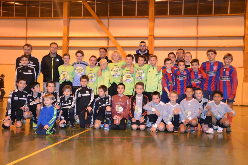 Au 1er rang en survêtement noir il s'agit des U11 du VOC, toujours accroupis à coté d'eux, en maillots gris, il s'agit des U11 de SULNIAC. Debout en vert, il s'agit des U13 de Locminé, et a coté en maillot rouge et bleu les U13 de BASSE VILAINE.