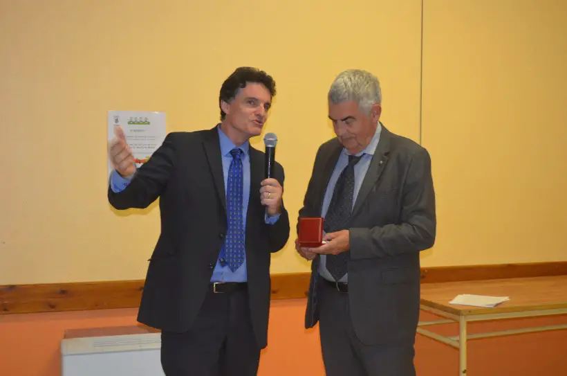 Paul Molac remet la médaille de l'assemblée national à  Jean-Bernard Vighetti, ancien maire de Peillac et également défenseur des traditions et de l'identité bretonne