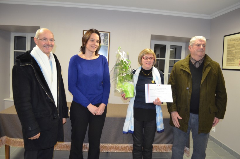 Daniel Moussard, Gaëlle Berthevas, Jean-Yves Mallinge : trois maires ont remis la médaille du travail à Raymonde Goudy