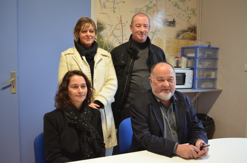 Michel Guégan, assis à droite, Rozenn Lazeyras, sa fille à ses côtés et leurs remplaçants, Marie-Annick Delbare et Nicolas Weber au second plan