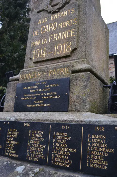Le nom de Théophile Réminiac figure bien au pied du monument aux morts de Caro, à l'année 1917