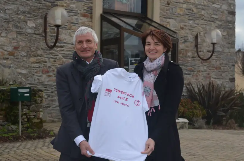 Joël Leveau, le maire de Saint-Marcel (à gauche) et Céline avec le tee-shirt du Zumbathon