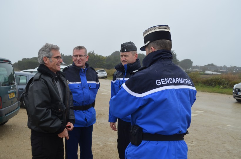 De matin à Pénerf, le maire de Damgan fait le point avec le colonel Ropars à gauche et les gendarmes de Muzillac