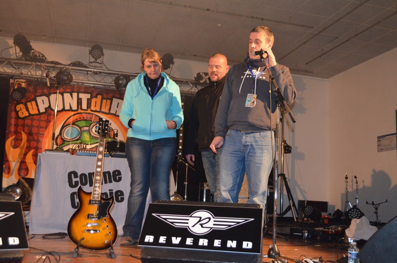 Avant le concert, Eric Latteux présente la guitare qu'il a offert à un spectateur