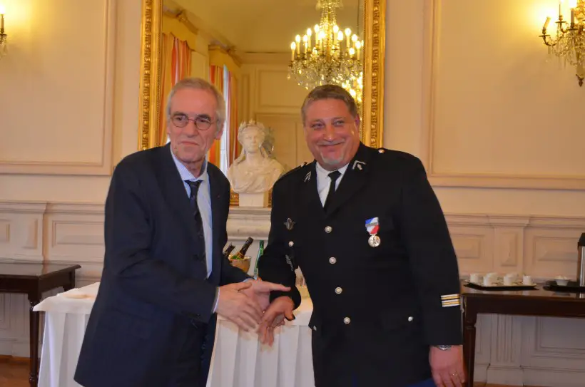 Le préfet Jean-François Savy (à gauche) félicite le lieutenant-colonel Baczkowski