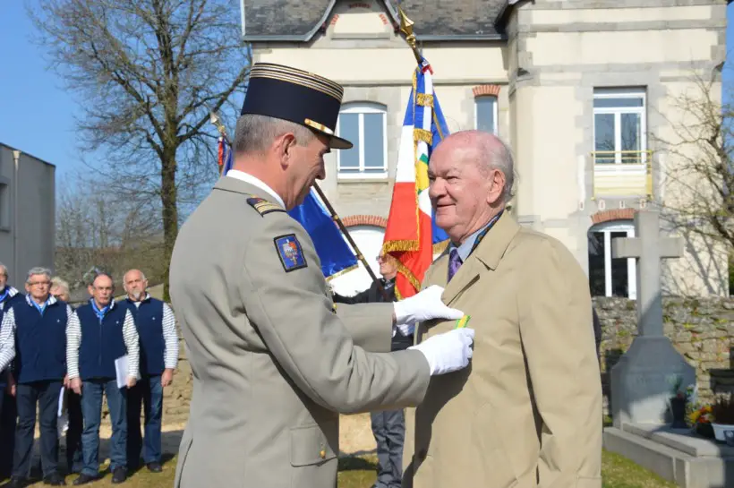 Le Lieutenant colonel Bernard Chauvin remet la médaille militaire à Jean Le Viavant.